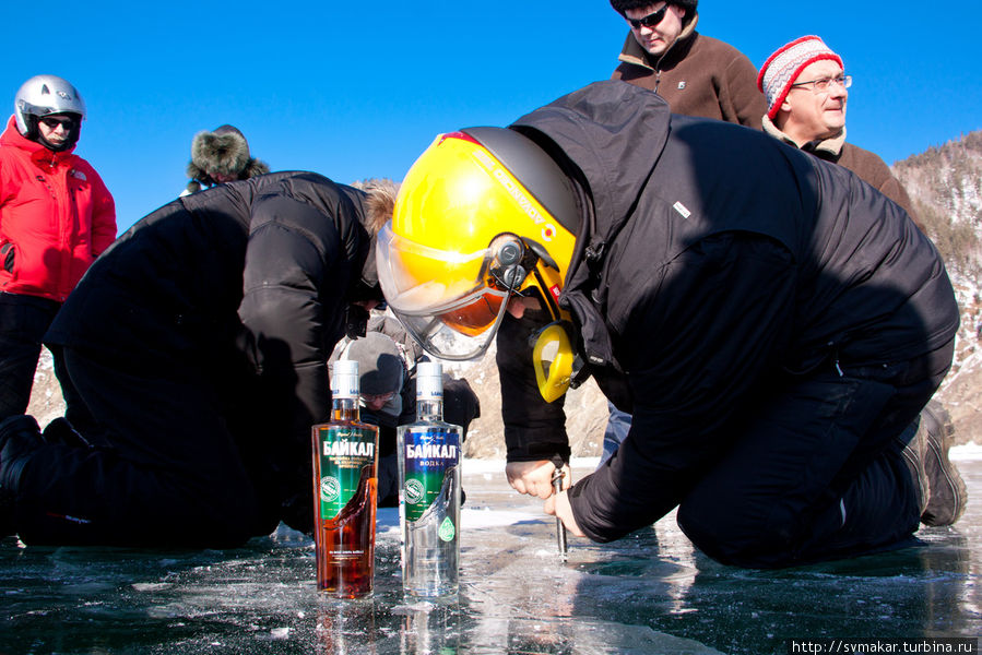 Лунка на байкале. Байкал поцелуй байкала. Байкал поцелуй байкала. Развлечения на байкале. Пить из байкала.
