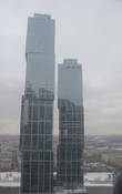 Это 2 небоскреба, которые полностью отведены под апартаменты: слева — Москва, справа — Санкт-Петербург