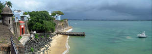 Вид с крепостной стены на большую акваторию бухты Сан Хуана. Крепостные стены уже много столетий охраняют кварталы города от приливных волн и вражеских кораблей. Но теперь ещё и радушно принимают туристические яхты.