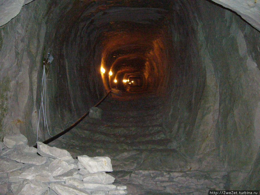 Наклонная галерея ведет с поверхности земли к шахте колодца Бахчисарай, Россия