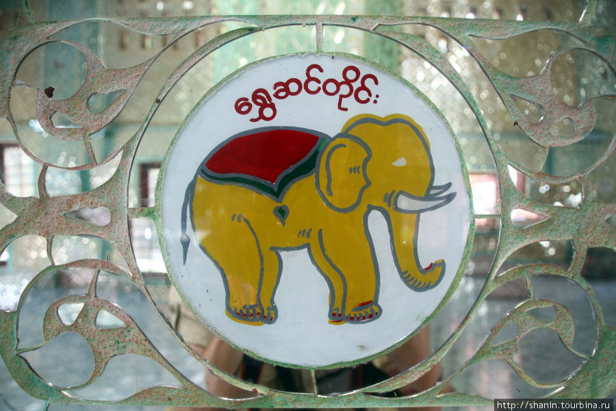 Слоненок на зеркальной стене пагоды Амарапура, Мьянма