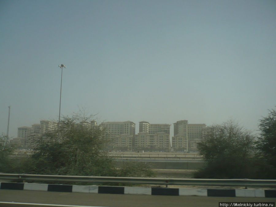 Абу-Даби из окна автобуса Абу-Даби, ОАЭ