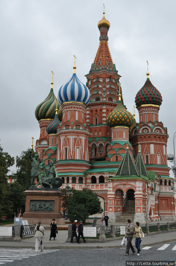 Гибридные, электро и ретро автомобили на Красной площади Москва, Россия