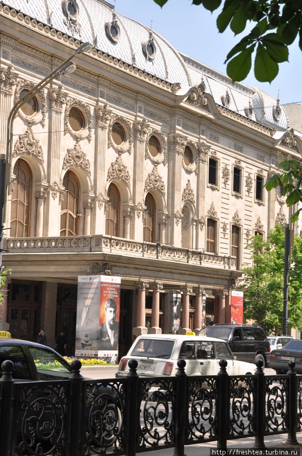 Тбилисские театры, мимо которых лежит наш путь, прославили Грузию далеко за ее пределами.
Это здание в стиле барокко — театр имени Руставели, неподалеку — Театр оперы и балета. Тбилиси, Грузия