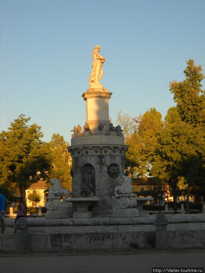 Памятник Аранхуэс, Испания