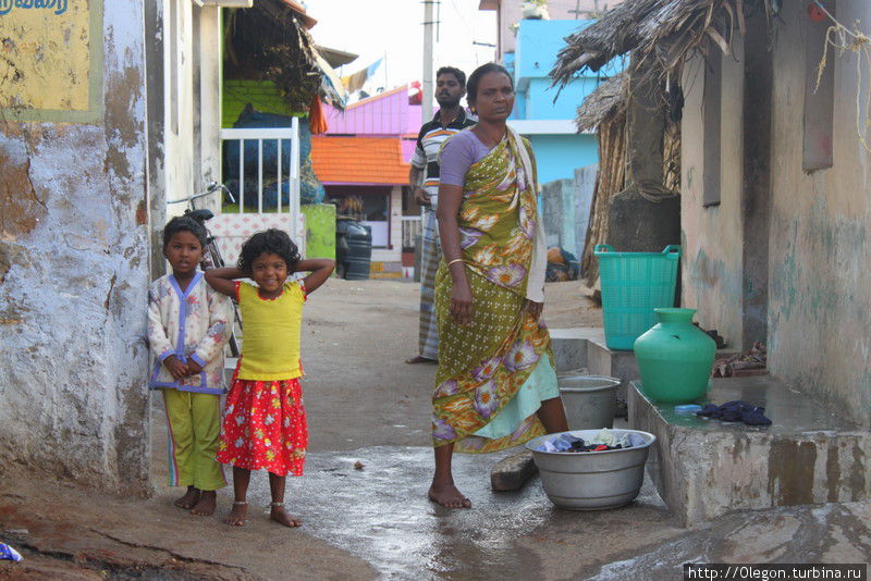 Женщины занимаются домашними делами, детишки типа помогают Каньякумари, Индия