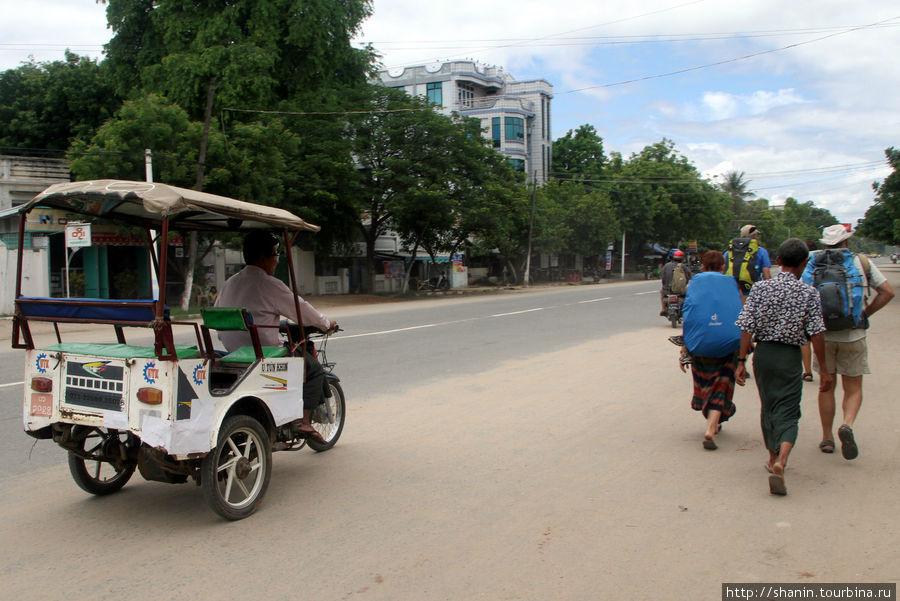 Тук-тук — самый распространенный вид городского транспорта. Или пешком Монива, Мьянма
