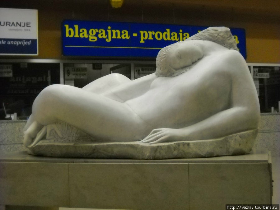 Памятник спящему пассажиру Загреб, Хорватия