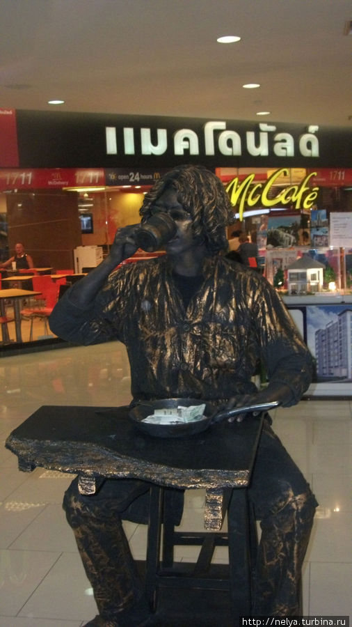 Живая скульптура в торговом центре Гранд Плаза. Шопинг там дорогой, а развлечений полно. Паттайя, Таиланд