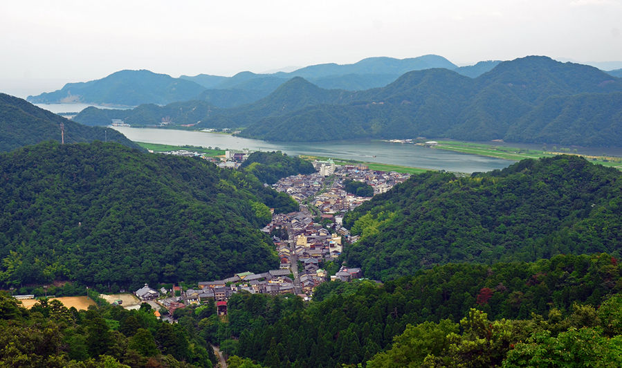 Вид на город с вершины горы (на которую ходит канатная дорога) Тоёока, Япония