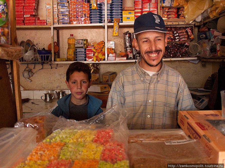 Продавец в магазине Область Тадла-Азилаль, Марокко