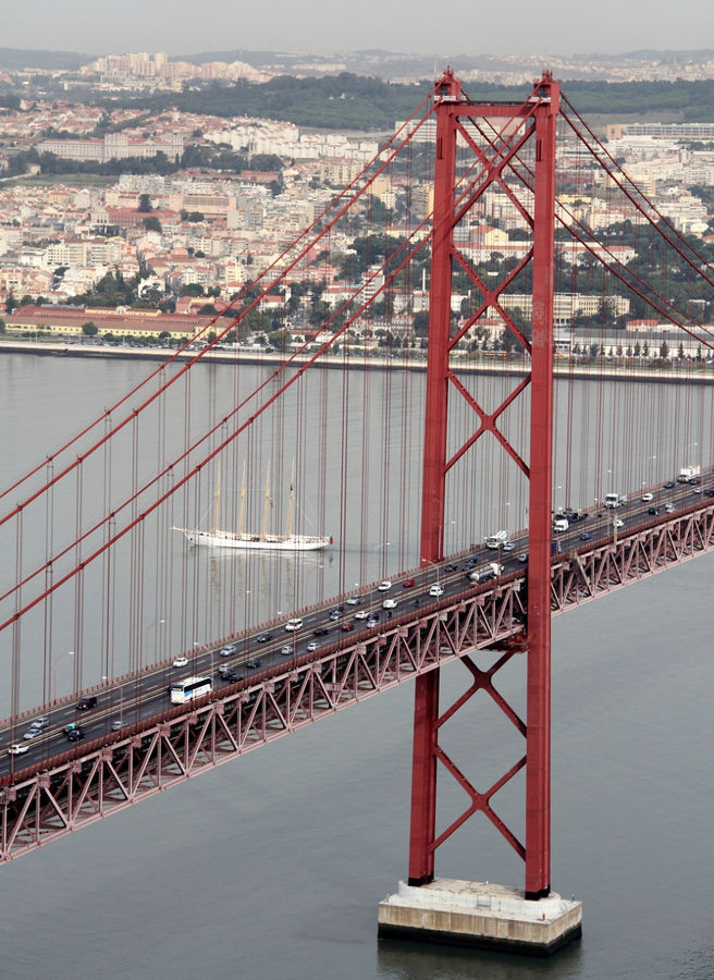Фрагмент моста 25 апреля. Лиссабон, Португалия