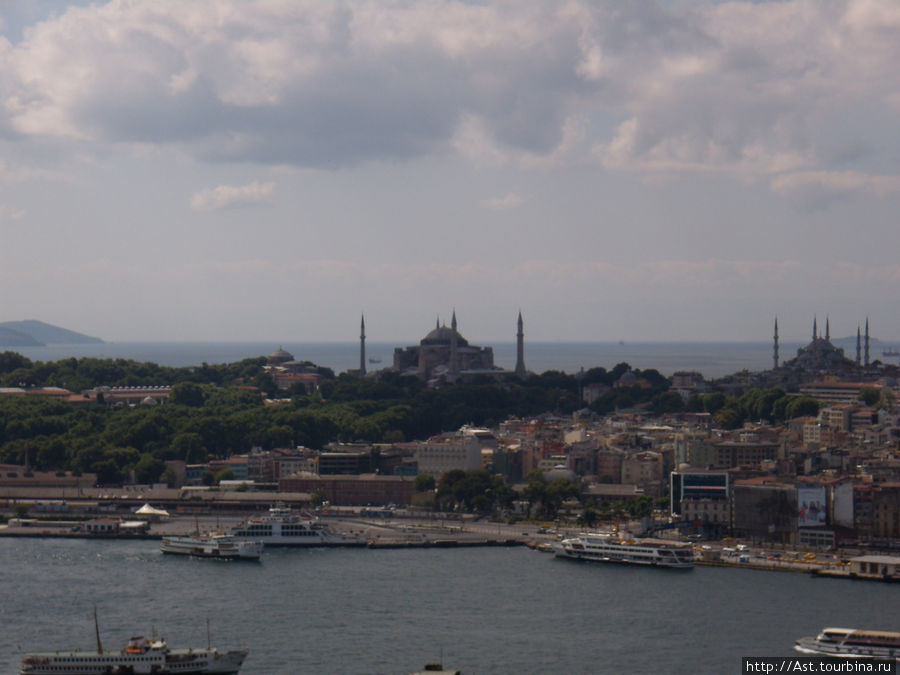 Вдалеке София и Голубая мечеть. Стамбул, Турция