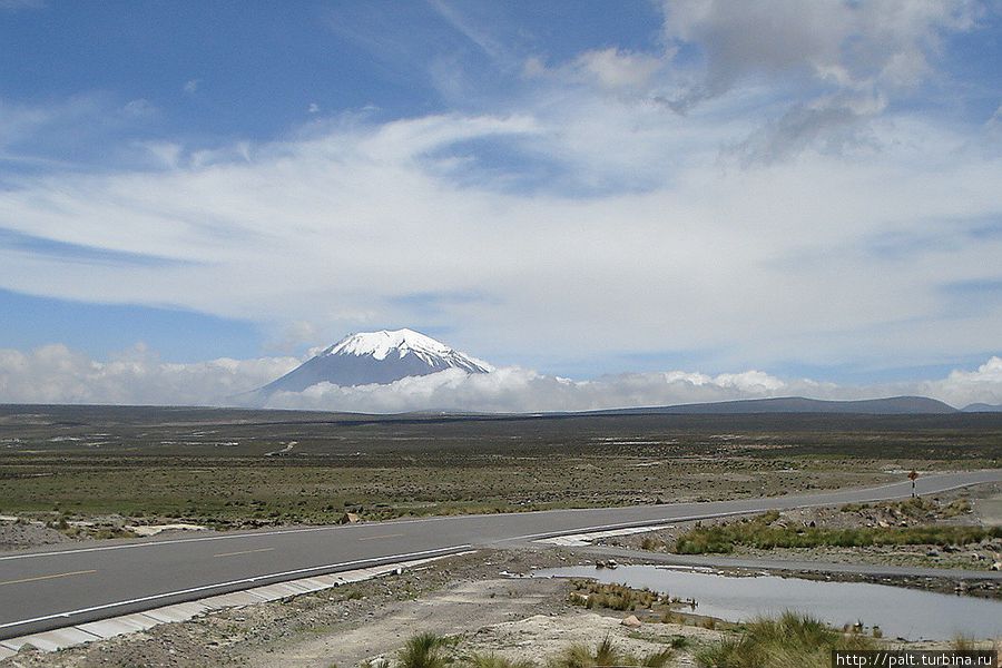 Развилка на Пуно и Арекипу с великолепным вулканом Мисти на горизонте Перу