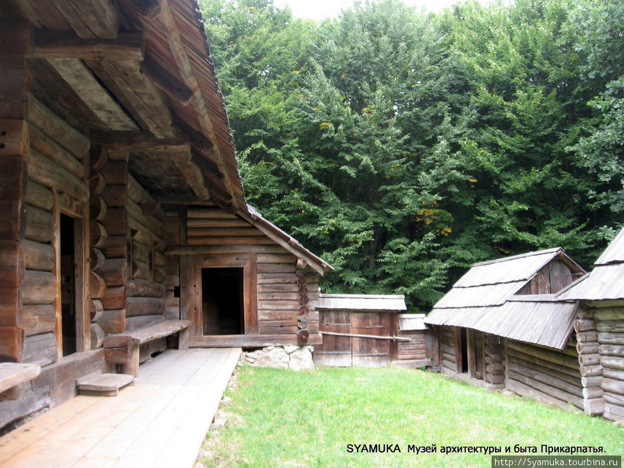 Изнутри гражди, как правило, накрывались деревянными навесами и имели вдоль стен хозяйственные отсеки. Галич, Украина