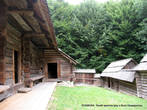 Изнутри гражди, как правило, накрывались деревянными навесами и имели вдоль стен хозяйственные отсеки.