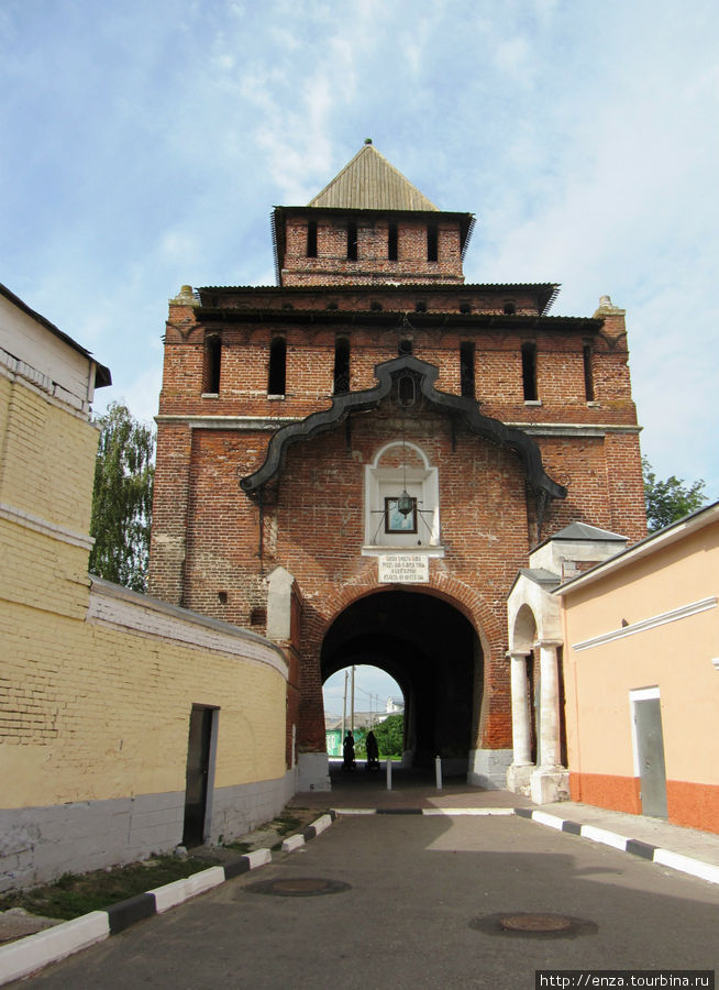 Пятницкие ворота со стороны пасада Коломна, Россия