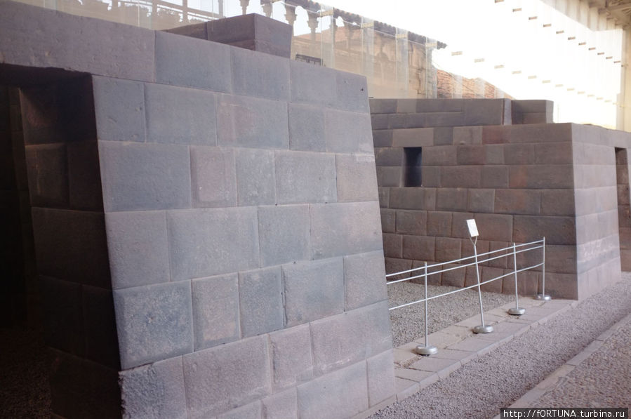 Остатки  стен из блоков Куско, Перу