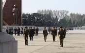 5. Посередине города раскинулся Монумент Освободительной Победоносной Войны 1950-1953 гг. Так в Северной Корее называют то, что во всем остальном мире называтся Корейской Войной 1950-1953 гг. 
Открыт он был в 1993 году в ознаменование 40-летия того что в Северной Корее считается победой. 
Война в Северной Корее называется Освободительной т.к.  официальная версия утверждает, что американские империалисты и их корейские марионетки напали первыми.

Победоносной, потому что ... Как ещё может называться война под командованием Великого Вождя?