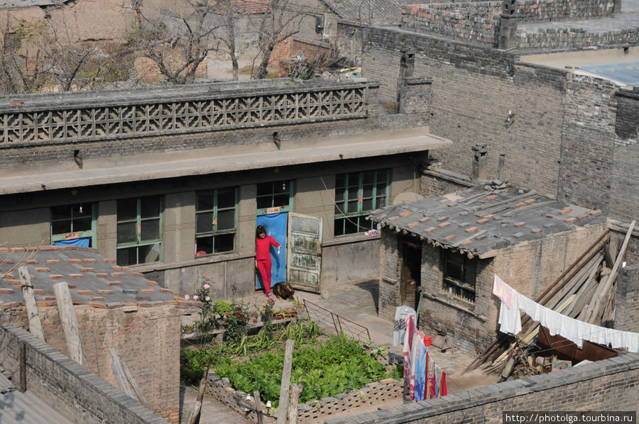 Вид со стены. Обычный жилой дом и двор. Цзиньчжун, Китай