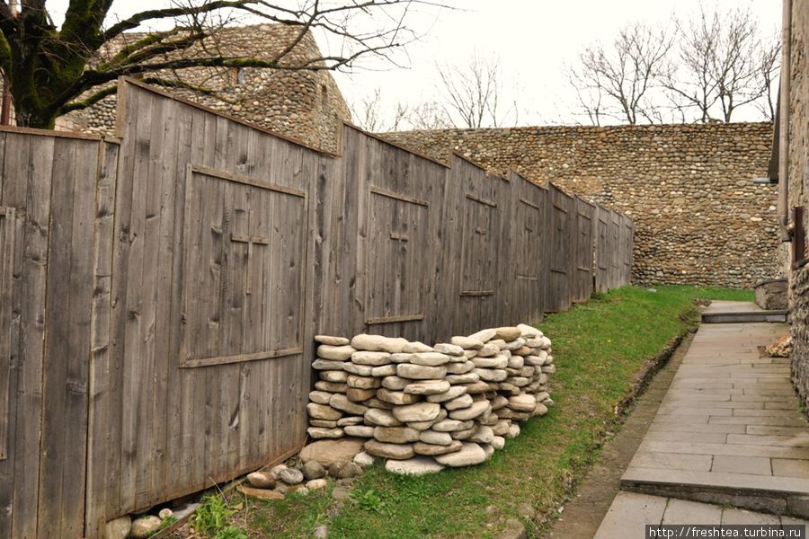 Ограда, отделяющая монашеские кельи от общего двора. Зедазени, Грузия