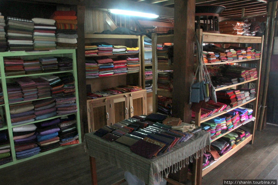 Магазин тканей на ткацкой фабрике Ньяунг-Шве, Мьянма