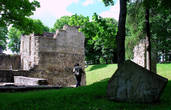 Возле замка установлен памятный камень в честь эстонских вождей т.н. 