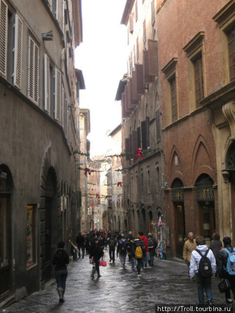 Туристы так и шастают Сиена, Италия