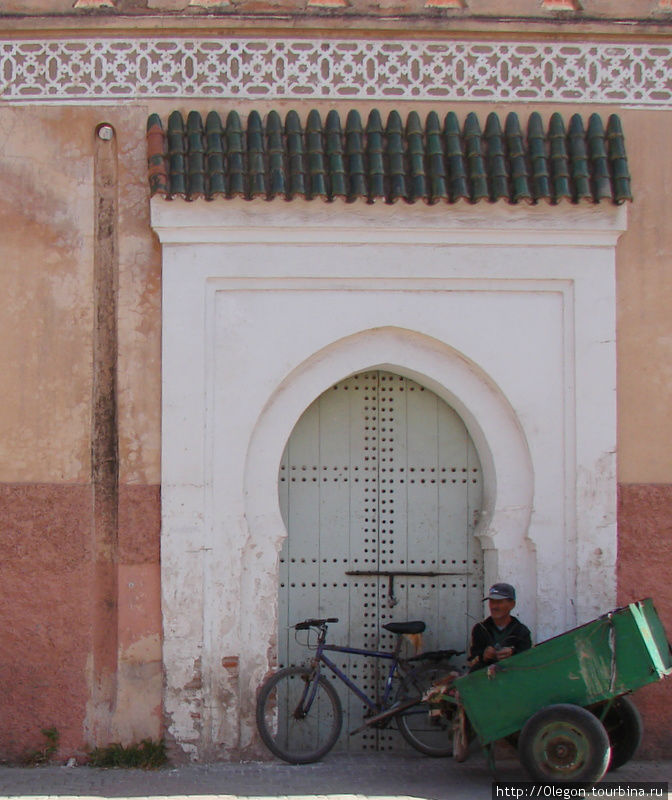 Велосипед с повозкой у двери Марракеш, Марокко