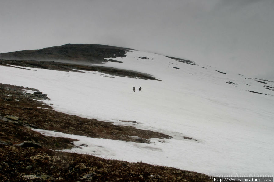 Длинные траверсы по снежникам в тумане Перевал Дятлова, Россия