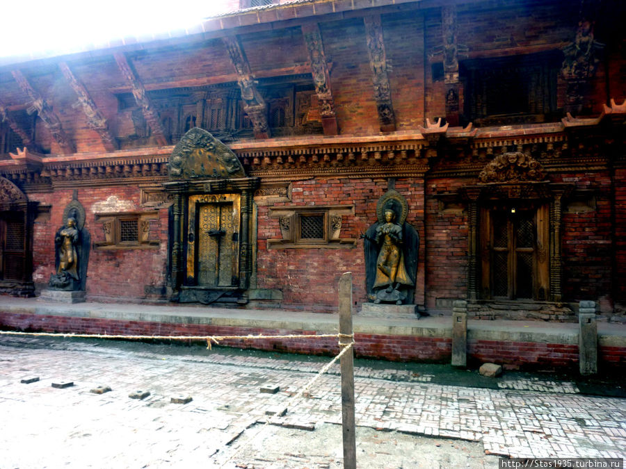 Патан. Дворцовая площадь. Двор Мул Чоук. Дверь в храм Таледжу. Патан (Лалитпур), Непал