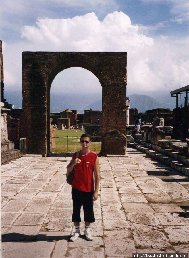 Арка Калигулы Помпеи, Италия