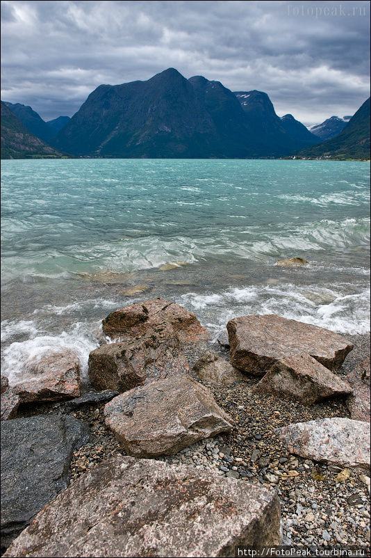 А камни на берегу озера добавляют остроты и твердости в характер стихии... Норвегия