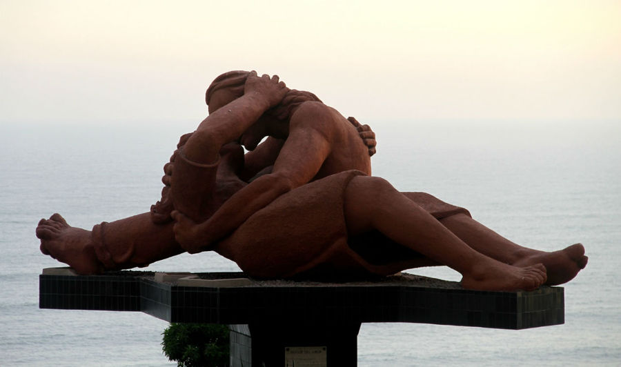 Закат в парке любви или поцелуй с видом на океан Лима, Перу