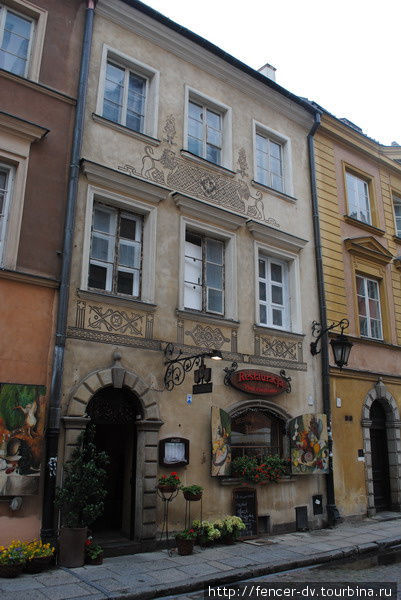 Интересные росписи встречаются почти везде, стоит только поднять голову выше вывески ресторана на первом этаже) Варшава, Польша