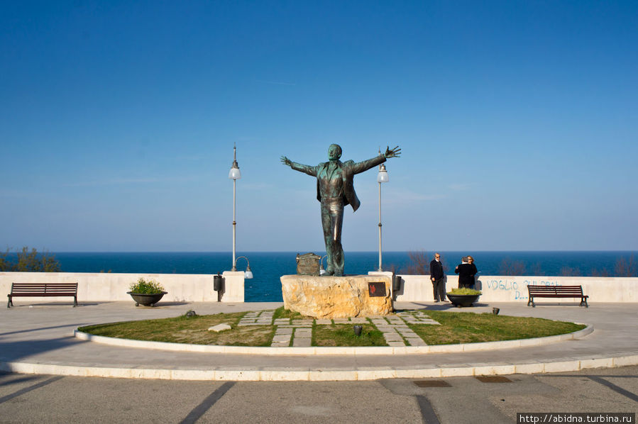 На берегу моря стоит памятник Доменико Модуньо, который написал знаменитую песню “Volare” Полиньяно-а-Маре, Италия