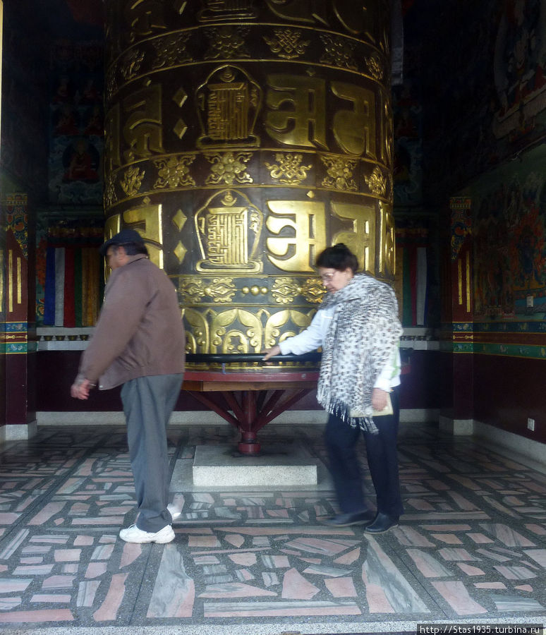 Катманду. Буддистский монастырь Копан. Большой молитвнный барабан. Катманду, Непал