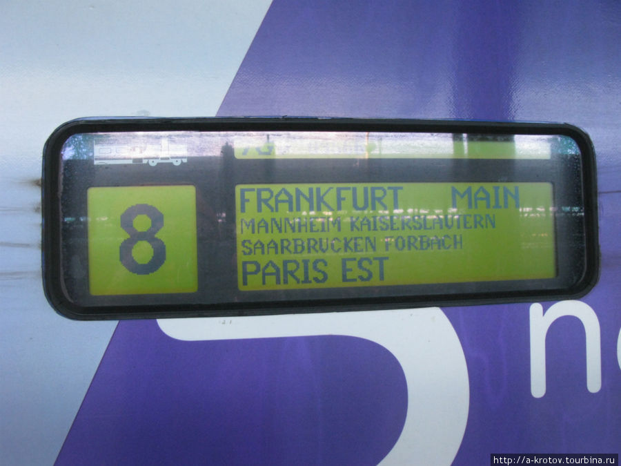 табло электронное на входе в каждый вагон Париж, Франция