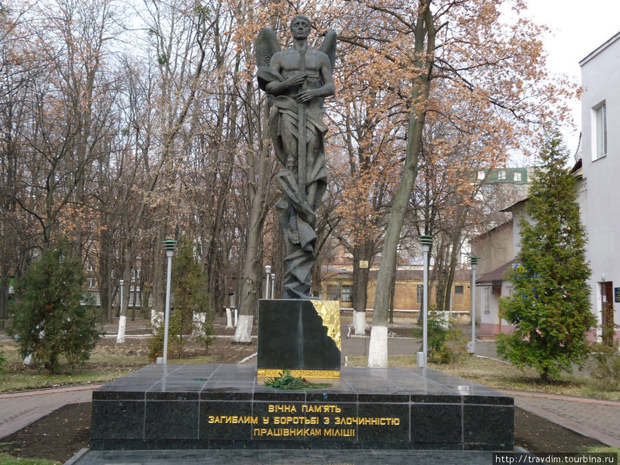 Памятник перед часовней Архистратига Божия Михаила. Харьков, Украина