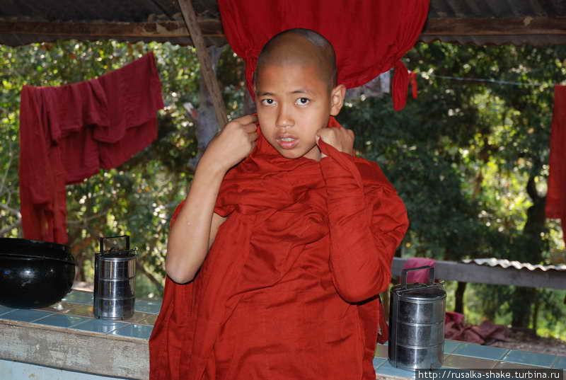 Утренняя молитва в монастыре Сада Муны Мраук-У, Мьянма