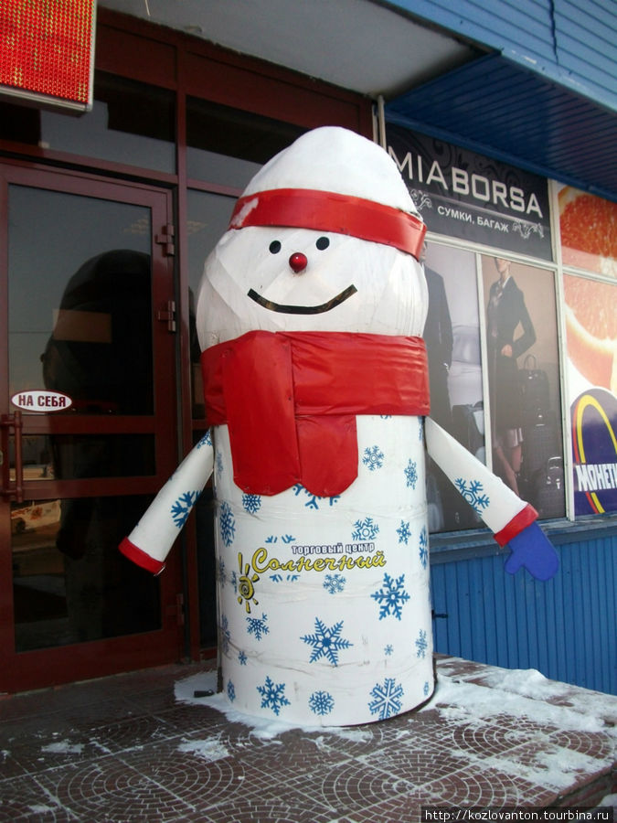 Снеговик у торгового центра Солнечный в Кемерово. Кемеровская область, Россия