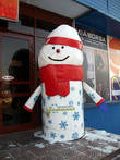 Снеговик у торгового центра Солнечный в Кемерово.
