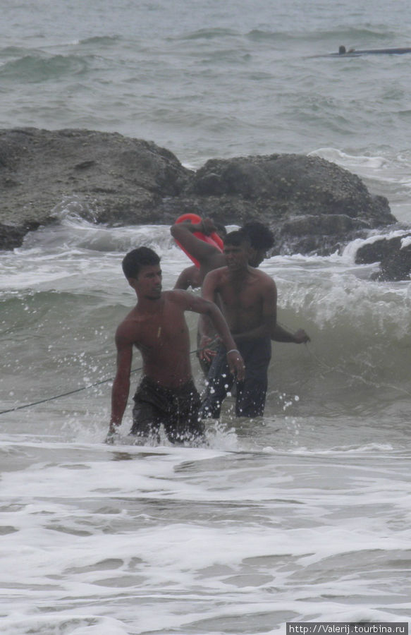 Для спасения Россиянок, заплывших за полосу прибоя, вышла вся рыбацкая деревня. Бентота, Шри-Ланка