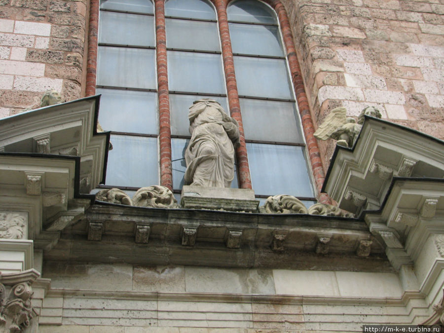 Разрушенные скульптуры на входе