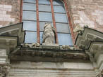 Разрушенные скульптуры на входе