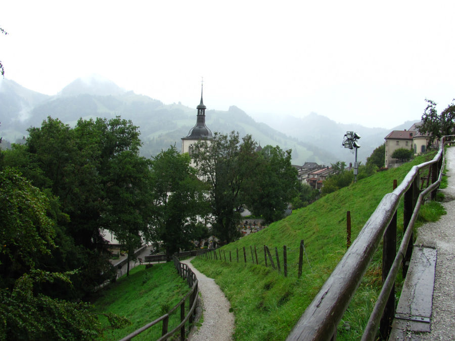 Церковь Св. Теодула — весьма живописное строение на фоне Альпийских гор. Грюйер, Швейцария