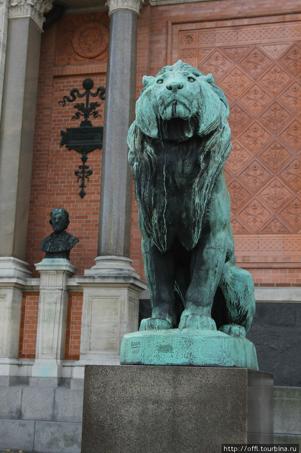 Лев на входе в Глипотеку (картинная галерея) Копенгаген, Дания