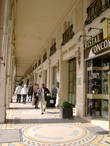 улица Риволи, на которой сосредоточены крупные магазины.