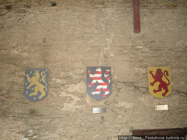 В переходах висят гербы владельцев замка. Браубах, Германия