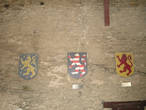 В переходах висят гербы владельцев замка.